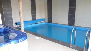 Bazén v ubytovaní Azur Wellness Apartman alebo v jeho blízkosti