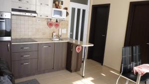 Kuchyňa alebo kuchynka v ubytovaní Azur Wellness Apartman