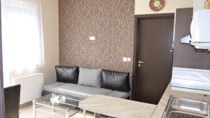 Posedenie v ubytovaní Azur Wellness Apartman
