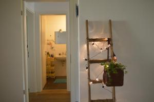 ein Wohnzimmer mit einer Leiter mit Beleuchtung in der Unterkunft Apartment on Zugspitzstrasse in Garmisch-Partenkirchen