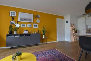 een woonkamer met een gele muur bij Apartment on Zugspitzstrasse in Garmisch-Partenkirchen