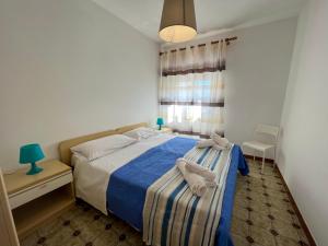 um quarto com uma cama com toalhas em Residence Atlante em Leporano
