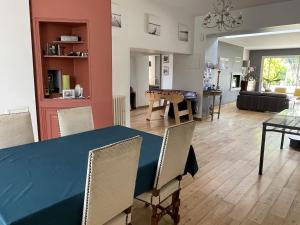 Posedenie v ubytovaní Grande Maison Familiale à Nantes avec Piscine