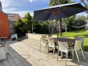 Vonkajšia záhrada v ubytovaní Grande Maison Familiale à Nantes avec Piscine