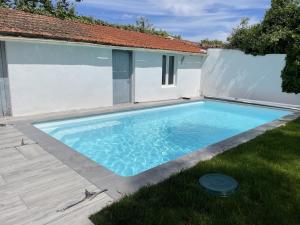 Bazén v ubytovaní Grande Maison Familiale à Nantes avec Piscine alebo v jeho blízkosti