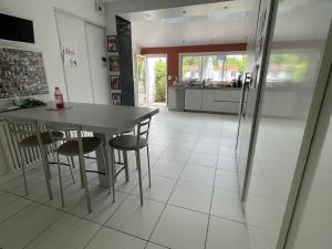 Posedenie v ubytovaní Grande Maison Familiale à Nantes avec Piscine