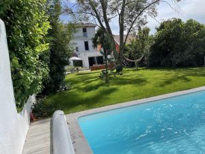 Bazén v ubytovaní Grande Maison Familiale à Nantes avec Piscine alebo v jeho blízkosti