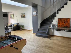 Posedenie v ubytovaní Grande Maison Familiale à Nantes avec Piscine
