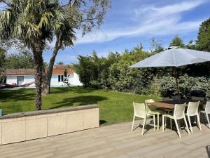 Vonkajšia záhrada v ubytovaní Grande Maison Familiale à Nantes avec Piscine