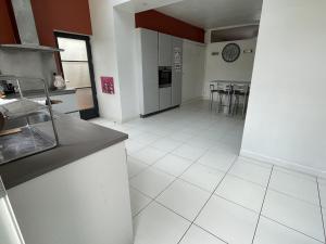 Kuchyňa alebo kuchynka v ubytovaní Grande Maison Familiale à Nantes avec Piscine