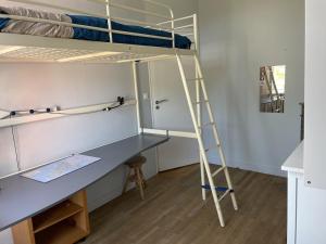 Poschodová posteľ alebo postele v izbe v ubytovaní Grande Maison Familiale à Nantes avec Piscine