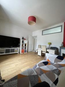Televízia a/alebo spoločenská miestnosť v ubytovaní Grande Maison Familiale à Nantes avec Piscine