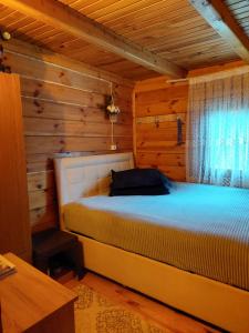 a bedroom with a bed in a log cabin at MEVA APART in Rize