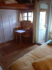 1 dormitorio con mesa, mesa y sillas en Gîte Trinacria, en Breil-sur-Roya
