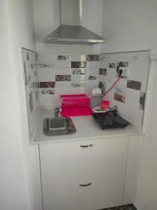 Una encimera de cocina con un fregadero y una estufa. en Estudio Alicia, en Rota 9 fotos más