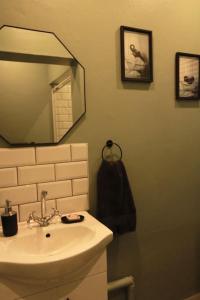 W łazience znajduje się umywalka i lustro. w obiekcie Clifton Home w mieście Richards Bay