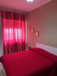 1 dormitorio con 1 cama con manta roja en Casa Antonellina en Nápoles