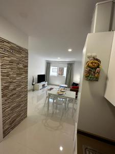 eine Küche und ein Esszimmer mit einem Tisch und einem Kühlschrank in der Unterkunft Magnificent and New apartment in Playa San Juan in Guía de Isora