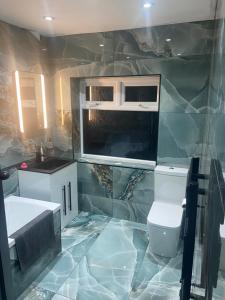 リバプールにあるLovely 2 Bed Full House By The Beachの洗面台とトイレ付きのバスルーム +14枚の写真