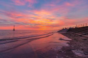 リバプールにあるLovely 2 Bed Full House By The Beachの夕日を背景にビーチの景色を望めます。