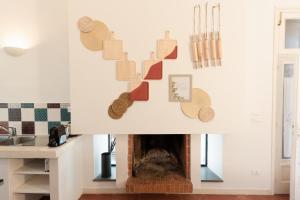 ein Kamin in einem Wohnzimmer mit Kamin in der Unterkunft ITRIUM Homes & Suites in Valle d'Itria in Alberobello