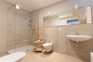 Bilik mandi di ITRIUM Homes & Suites in Valle d'Itria