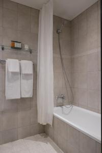 Bilik mandi di Helnan Phønix Hotel