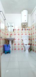 a bathroom with a toilet and a sink at Kolahoi Heights Guest House in Pahalgām