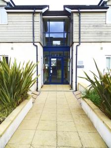 uma entrada para um edifício com uma porta azul em Pete's Place - 97a Grantley Gardens - Plymouth Devon em Plymouth
