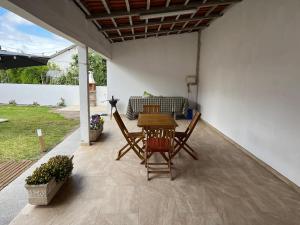 a patio with a table and chairs and a couch at Moradia alegre no centro da Vila da Tocha. in Tocha