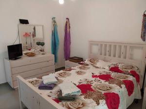 een slaapkamer met een bed en een dressoir bij Ellie's apartment in Athene
