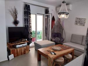 een woonkamer met een salontafel en een televisie bij Ellie's apartment in Athene