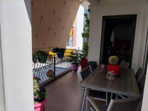een balkon met een tafel en stoelen en potplanten bij Ellie's apartment in Athene