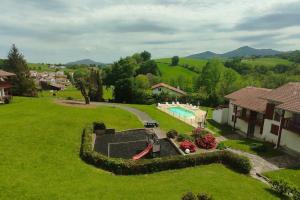 z widokiem na dziedziniec z basenem i domem w obiekcie Baztan Piscine Vue Montagnes w mieście Souraïde