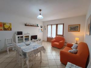 a living room with a table and two chairs at Appartamento nel parco in Marciana