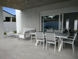 un patio con mesa y sillas en CHALET ARRILUCE Plaza de parking gratis en la playa SOLO FAMILIAS en Chiclana de la Frontera