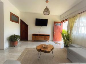 萊瓦鎮的住宿－Apartamento en Villa de Leyva，客厅配有沙发和桌子