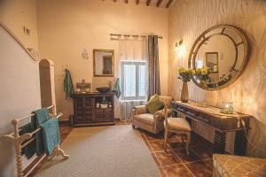 ein Wohnzimmer mit einem Waschtisch und einem Spiegel in der Unterkunft Boutique B&B Suite at Casa Grande in Pinoso