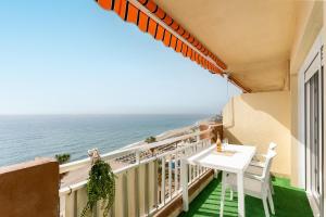 een balkon met een tafel en uitzicht op de oceaan bij MalagaSuite Sun & Sea Fuengirola in San Francisco