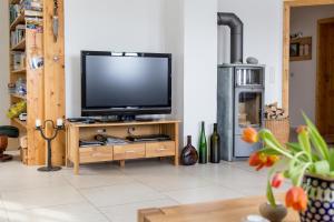 sala de estar con TV en un soporte de madera en Ferienhaus Zinnwald en Kurort Altenberg