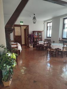 jadalnia ze stołami i krzesłami w budynku w obiekcie Conde Aznar w mieście Jaca