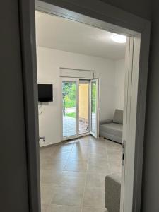TV a/nebo společenská místnost v ubytování Kršić Apartman