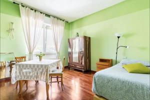 Affittacamere Al Ducale في أوربينو: غرفة نوم بسرير وطاولة وكرسي