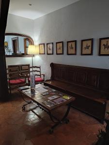 uma sala de estar com um sofá e uma mesa de centro em Conde Aznar em Jaca