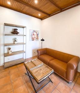 salon z kanapą i stołem w obiekcie Casa SaloYa w mieście Sintra