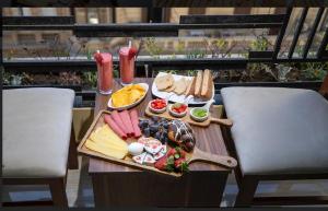 una bandeja de comida en una mesa en un balcón en NEW CITY VIEW, en El Cairo