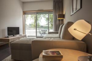 Habitación de hotel con cama y TV en Casa do Sol en Oporto