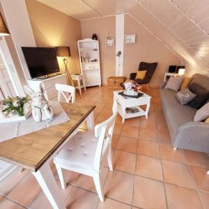 ein Wohnzimmer mit einem Tisch und einem Sofa in der Unterkunft Ferienwohnungen Traumblick im Nahetal in Bärenbach
