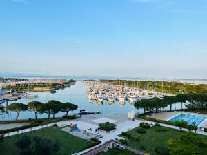 vistas a un puerto deportivo con barcos en el agua en Marina Bay View Apartment, en Bevazzana