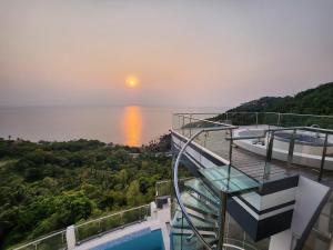 vistas al océano desde el balcón de una casa en Villa Seawadee - luxurious, award-winning design Villa with amazing panoramic seaview en Chaweng Noi Beach